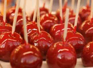 Analyzing Apple Stock: 3 Future Key Factors, 2 Negative (NASDAQ:AAPL) news-25102024-155336