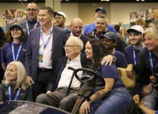 Warren Buffett Steps Aside as CEO After Feeling Old: WSJ Interview warren-buffett-steps-aside-as-ceo-after-feeling-old-wsj-nterview