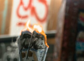 How Geopolitical Risk Premiums Impact Currencies: Surprising Effects Revealed